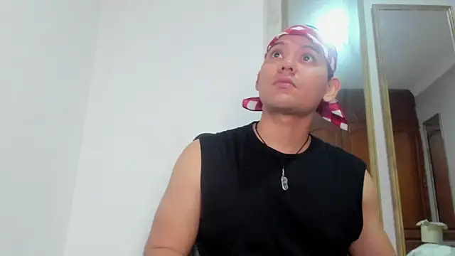 Snapshot of DhannLee chatting on 22, 11, 2025 DhannLee online show from 22, 11, 2025