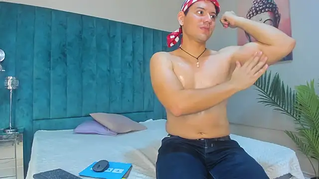 Snapshot of DhannLee chatting on 17, 11, 2025 DhannLee online show from 17, 11, 2025