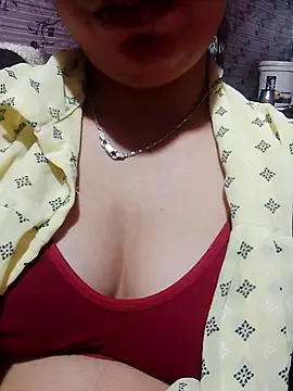 Snapshot of isha_sharma2002 chatting on 18, 11, 2025 isha sharma2002 online show from 18, 11, 2025