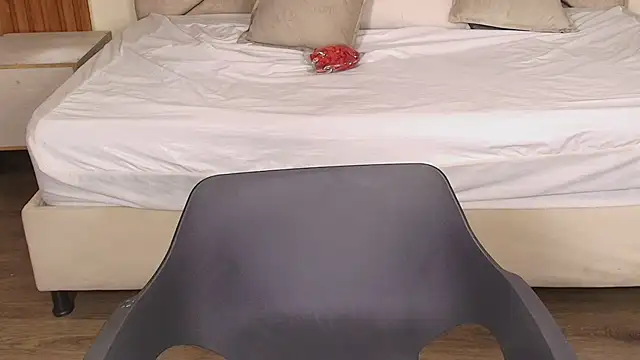 Laracooper  online show from 4, 3, 2026