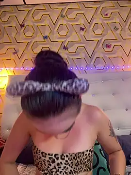 MelanyyJhonson15 online show from 5, 2, 2026