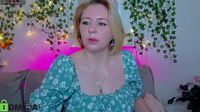 Snapshot of miss_lisaaa chatting on 15, 11, 2025 miss lisaaa online show from 15, 11, 2025