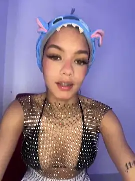 Snapshot of isis_petite chatting on 4, 12, 2025 isis petite online show from 4, 12, 2025