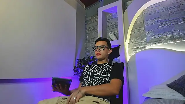 Valentino moretti online show from 1, 12, 2025