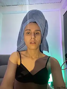 Isabella Hillss online show from 3, 12, 2025