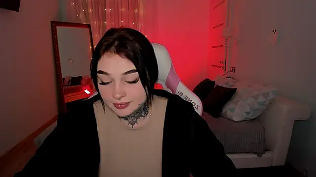 EmilyWoods  online show from 17, 11, 2025