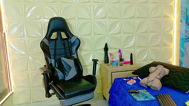 lunabustygirl online show from 5, 3, 2026