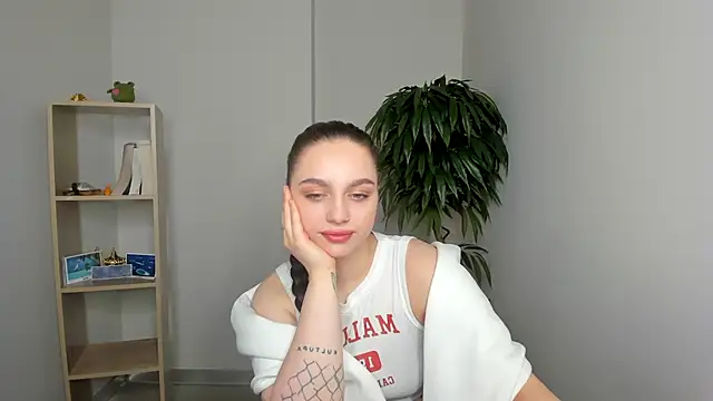 LucileDeloatch online show from 16, 11, 2025