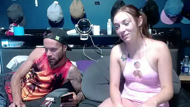 Snapshot of lovecoupleqc chatting on 15, 6, 2026 lovecoupleqc online show from 15, 6, 2026