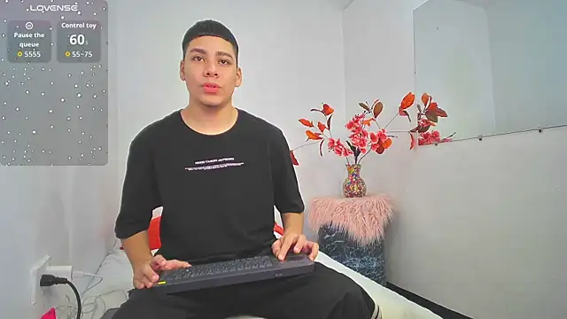 Lucastorrez01 online show from 21, 11, 2025