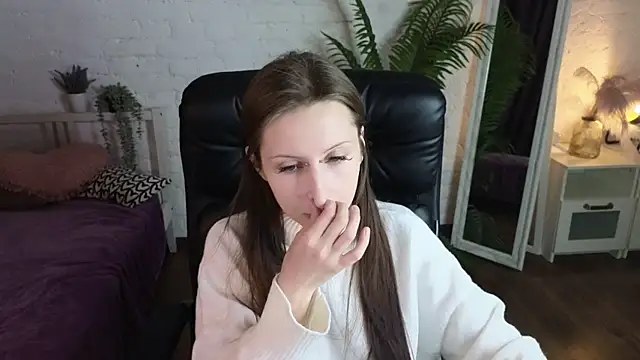 AliceWallflower online show from 18, 11, 2025