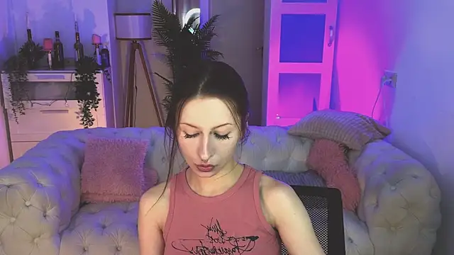 AliceWallflower online show from 23, 11, 2025