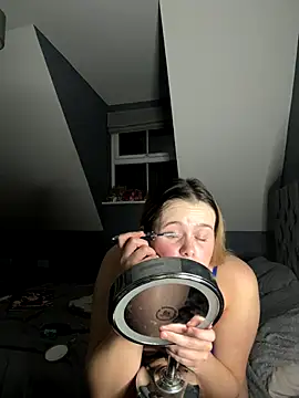 Blonde Bunny online show from 2, 12, 2025