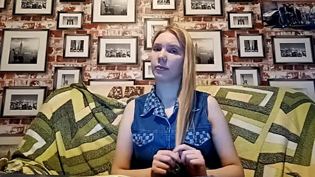 EvieBaggette online show from 25, 11, 2025