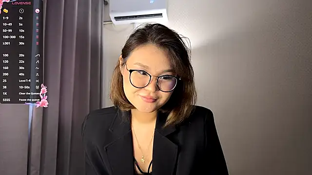 HoneyKitsu online show from 1, 12, 2025