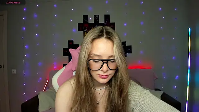 Suzie Q69 online show from 28, 11, 2025