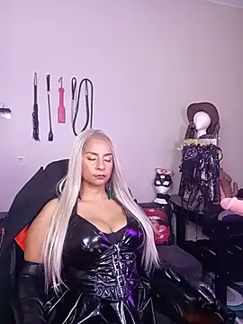 Snapshot of LaReineCleo chatting on 21, 7, 2026 LaReineCleo online show from 21, 7, 2026