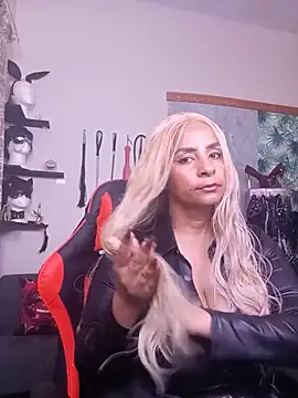 Snapshot of LaReineCleo chatting on 9, 6, 2026 LaReineCleo online show from 9, 6, 2026