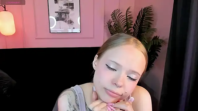 Snapshot of lucy_loy chatting on 7, 5, 2026 lucy loy online show from 7, 5, 2026