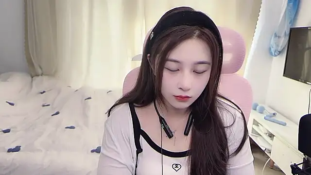 Snapshot of TTtia_ chatting on 23, 12, 2025 TTtia online show from 23, 12, 2025