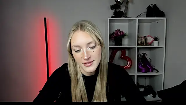 Snapshot of EvelynBlond chatting on 8, 7, 2026 EvelynBlond online show from 8, 7, 2026