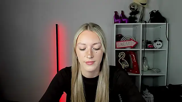 Snapshot of EvelynBlond chatting on 26, 6, 2026 EvelynBlond online show from 26, 6, 2026