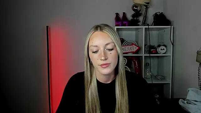 Snapshot of EvelynBlond chatting on 22, 6, 2026 EvelynBlond online show from 22, 6, 2026