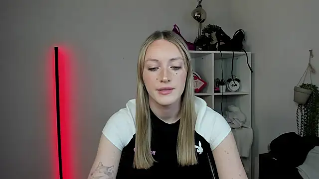 EvelynBlond online show from 2, 4, 2026