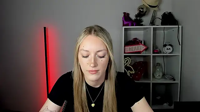 Snapshot of EvelynBlond chatting on 30, 6, 2026 EvelynBlond online show from 30, 6, 2026