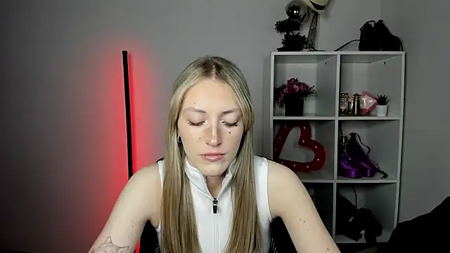 Snapshot of EvelynBlond chatting on 10, 7, 2026 EvelynBlond online show from 10, 7, 2026