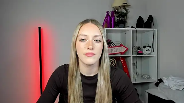 EvelynBlond online show from 18, 5, 2026