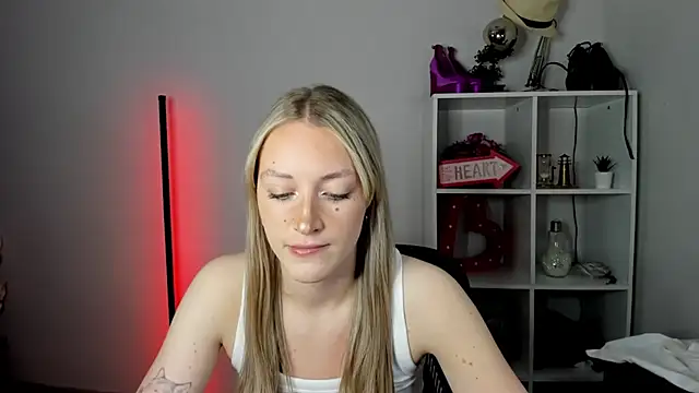 Snapshot of EvelynBlond chatting on 2, 7, 2026 EvelynBlond online show from 2, 7, 2026