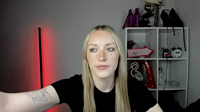 Snapshot of EvelynBlond chatting on 10, 6, 2026 EvelynBlond online show from 10, 6, 2026