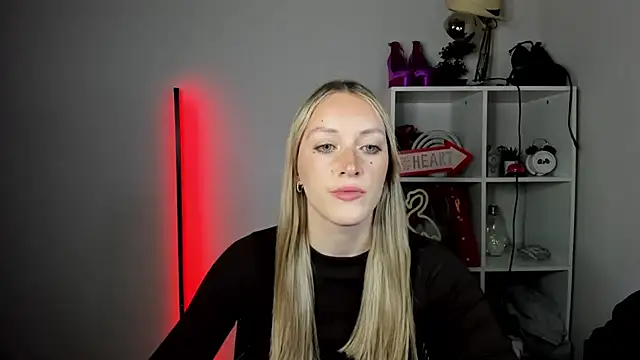 Snapshot of EvelynBlond chatting on 16, 6, 2026 EvelynBlond online show from 16, 6, 2026