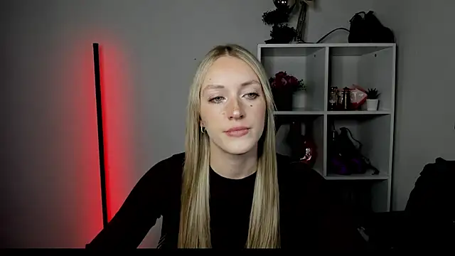 Snapshot of EvelynBlond chatting on 6, 7, 2026 EvelynBlond online show from 6, 7, 2026