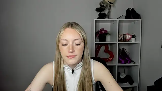 Snapshot of EvelynBlond chatting on 13, 7, 2026 EvelynBlond online show from 13, 7, 2026
