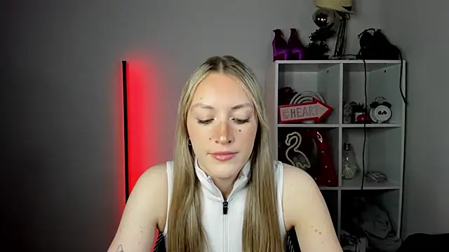 Snapshot of EvelynBlond chatting on 17, 6, 2026 EvelynBlond online show from 17, 6, 2026