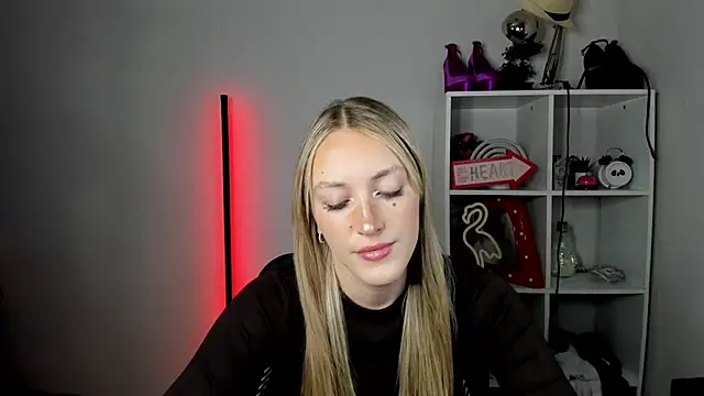 Snapshot of EvelynBlond chatting on 24, 6, 2026 EvelynBlond online show from 24, 6, 2026