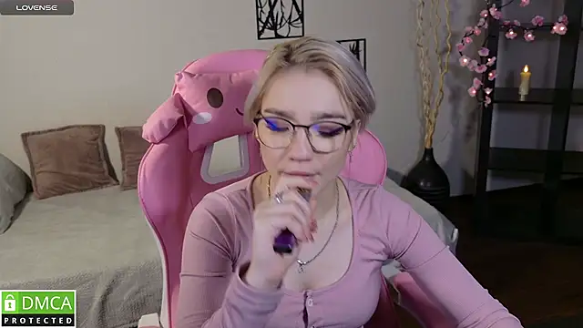 Megan Lora online show from 21, 11, 2025