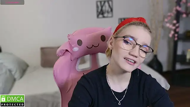 Megan Lora online show from 5, 12, 2025