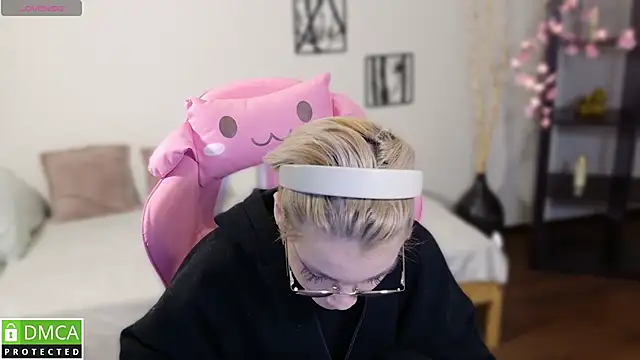 Megan Lora online show from 27, 11, 2025