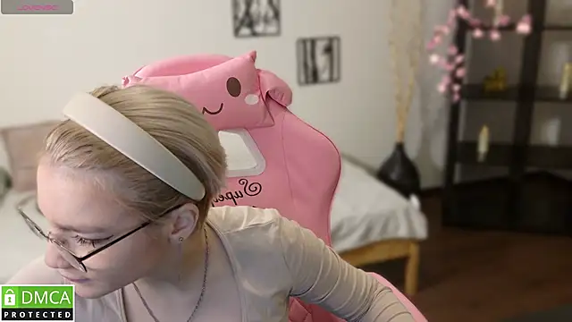 Megan Lora online show from 26, 11, 2025