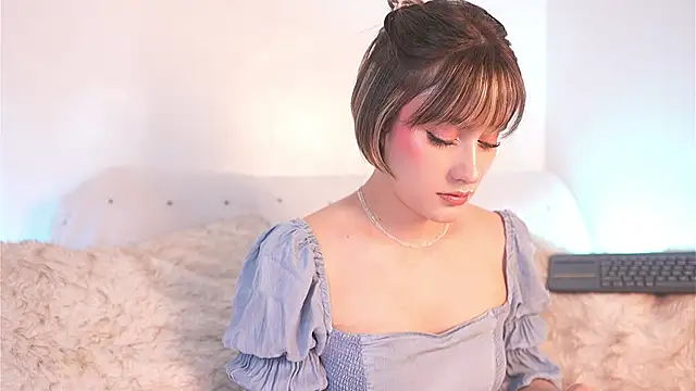 Mackenzie Lia online show from 5, 2, 2026