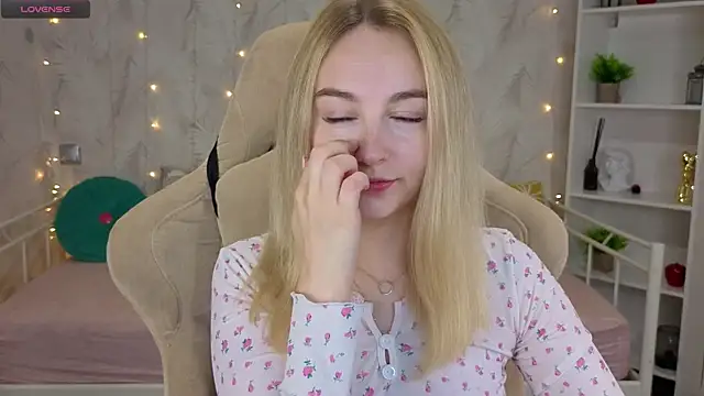 Snapshot of Shy_Polly chatting on 17, 7, 2026 Shy Polly online show from 17, 7, 2026