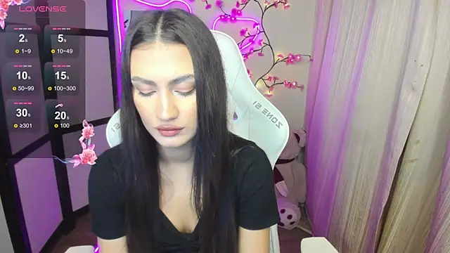 AdeleLuu online show from 25, 11, 2025