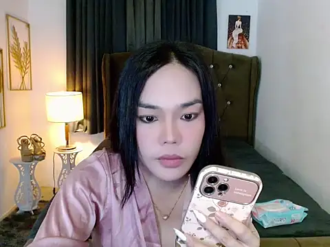 hollyyumiloove online show from 8, 5, 2026