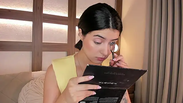 SarhaVega online show from 7, 4, 2026