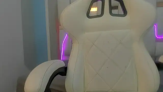 Snapshot of mask_red_girl chatting on 4, 2, 2026 mask red girl online show from 4, 2, 2026