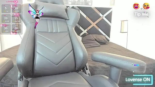 mask red girl online show from 21, 11, 2025