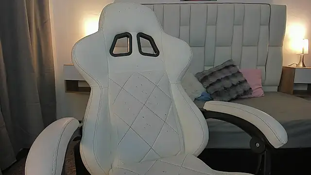 mask red girl online show from 13, 3, 2026